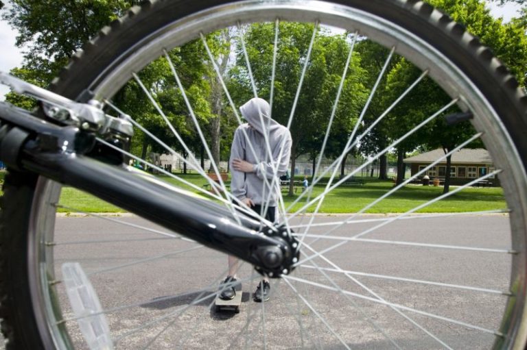 Opona zwijana czy drutowa: Schwalbe Racing Ralph